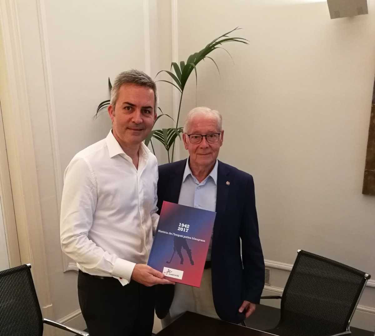 L’Associació de Veterans d’Hoquei Patins del FC Barcelona lliura a Víctor Font el llibre que ha editat amb motiu dels 75 anys de la creació de la secció